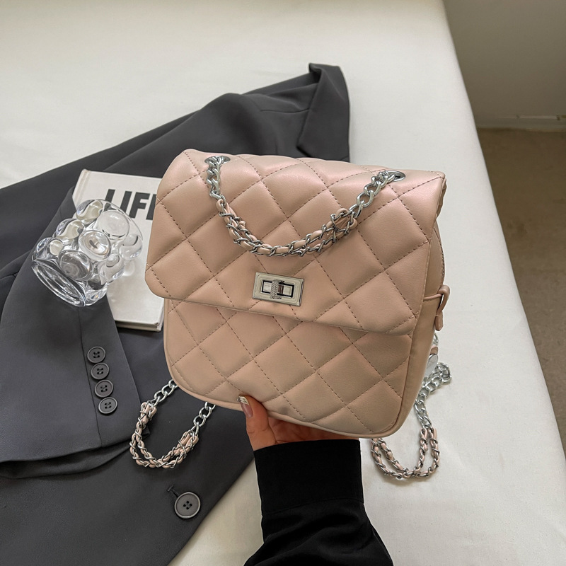 Han version of the new 2024 Fashion School Fashion Packer with a large handbag.