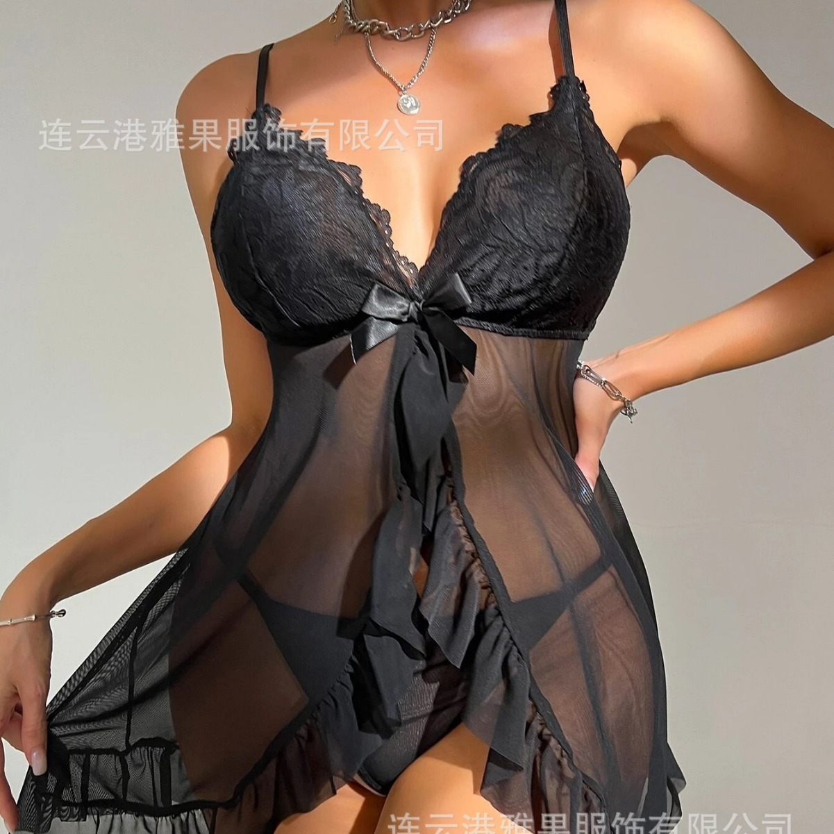 ♪ Sợi dây pyjama nóng bỏng của O'Malama chứa đầy những lọ thuốc an thần trong suốt ♪