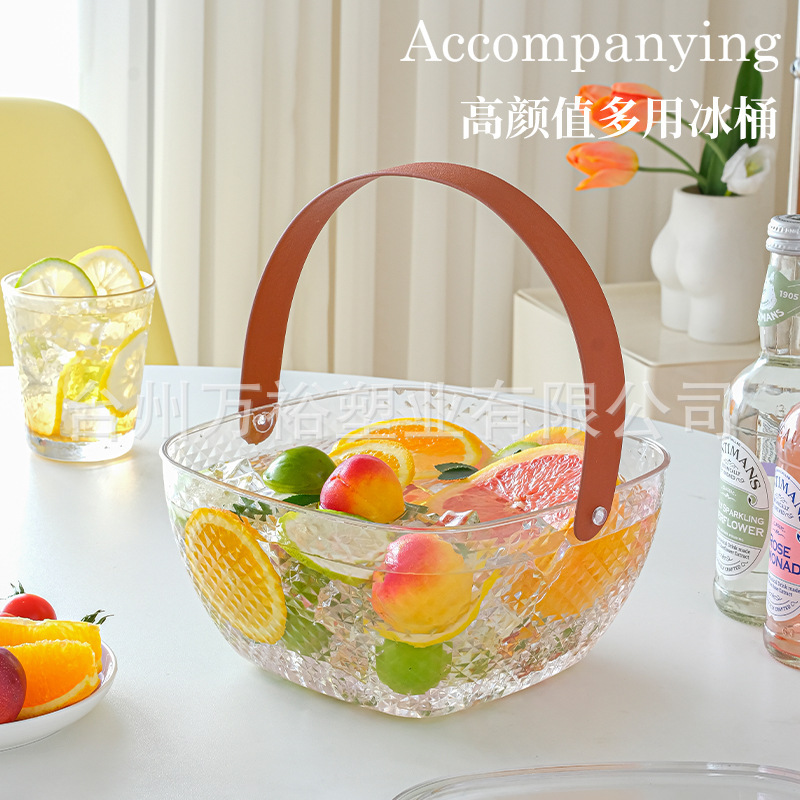 Những chiếc đĩa trái cây hiện đại của những giỏ trái cây, trái cây đỏ và tủ lạnh, những hộp sưu tập trong suốt
