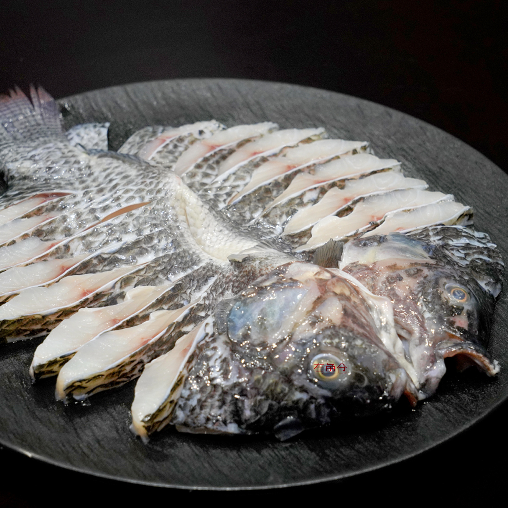 Có một kho cá với 700 gram tàn nhang phía sau một con diều hâu.