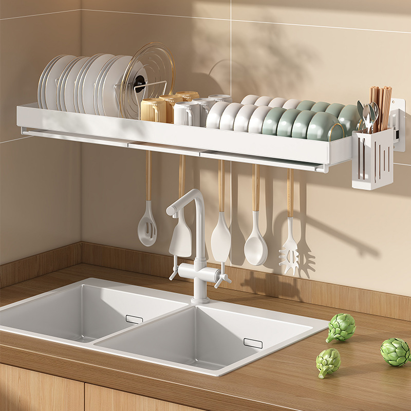 Cửa sổ nhà bếp đứng đối mặt với tường chìm trên đầu cái đĩa ăn.