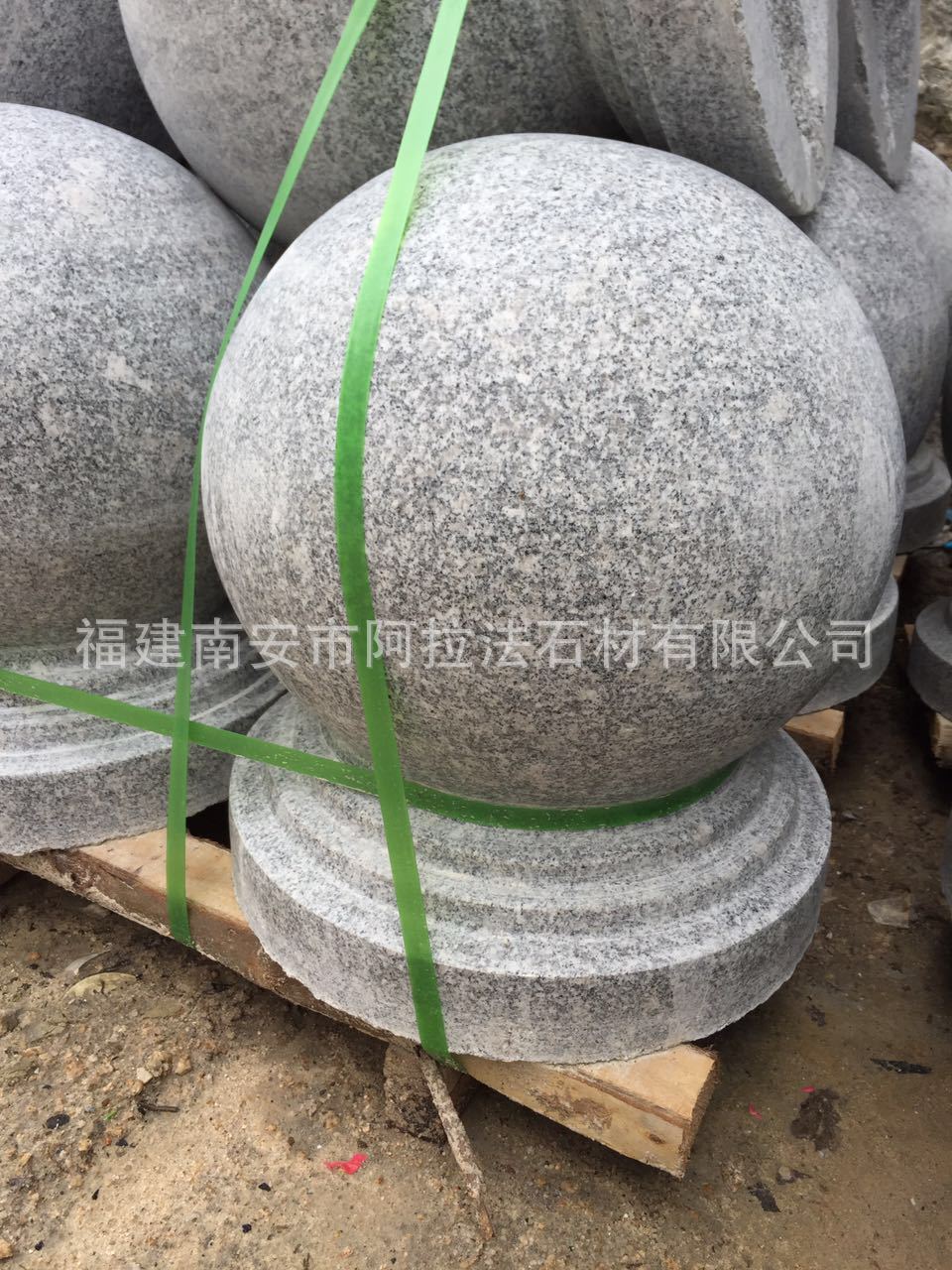 Nhà máy bán những quả cầu đá hoa cương, những khối, những khối nhà, những khối gạch, những khối gạch.