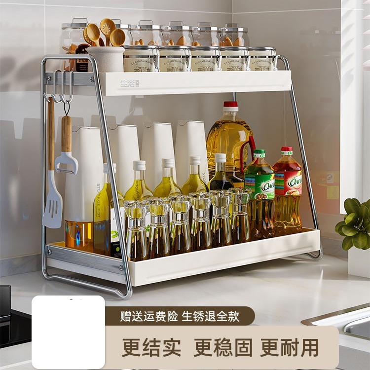 Nhà bếp không rỉ thép đặt ở hai tầng dựa trên các loại xúc xích muối đa mục đích với nước sốt bàn. Cầm lấy.