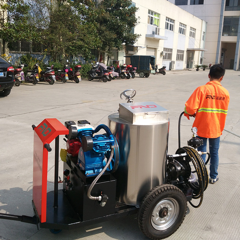 Construction of an emulsified asphalt spray truck for the plant ' s paste maintenance process