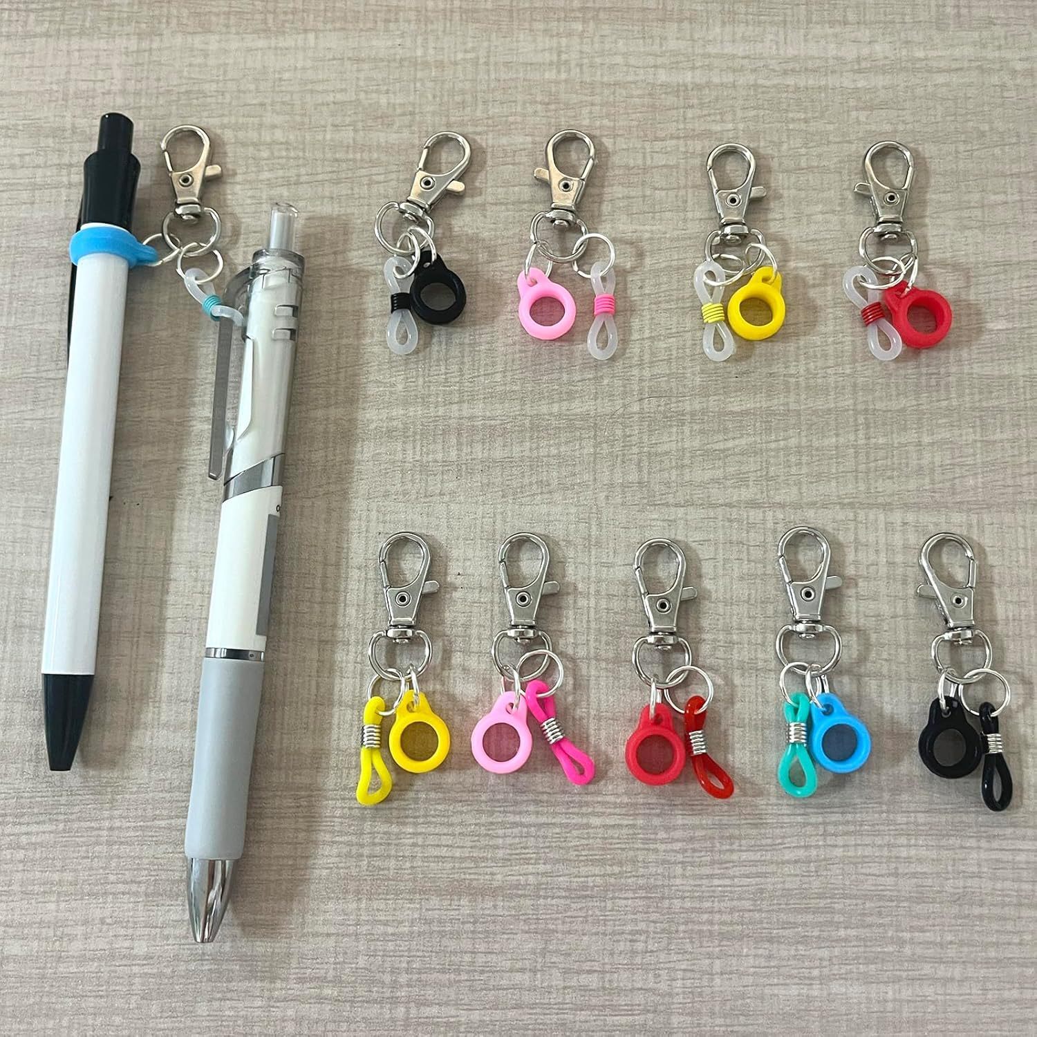10 mảnh của một cây bút màu nhỏ với một dây xích và một cây bút trượt với một cây bút silica và phù hiệu của y tá