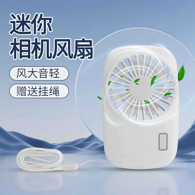 Người hâm mộ máy quay đang mang theo quạt của các sinh viên cắm trại ngoài trời với sự phân phối nhỏ của fan hâm mộ.