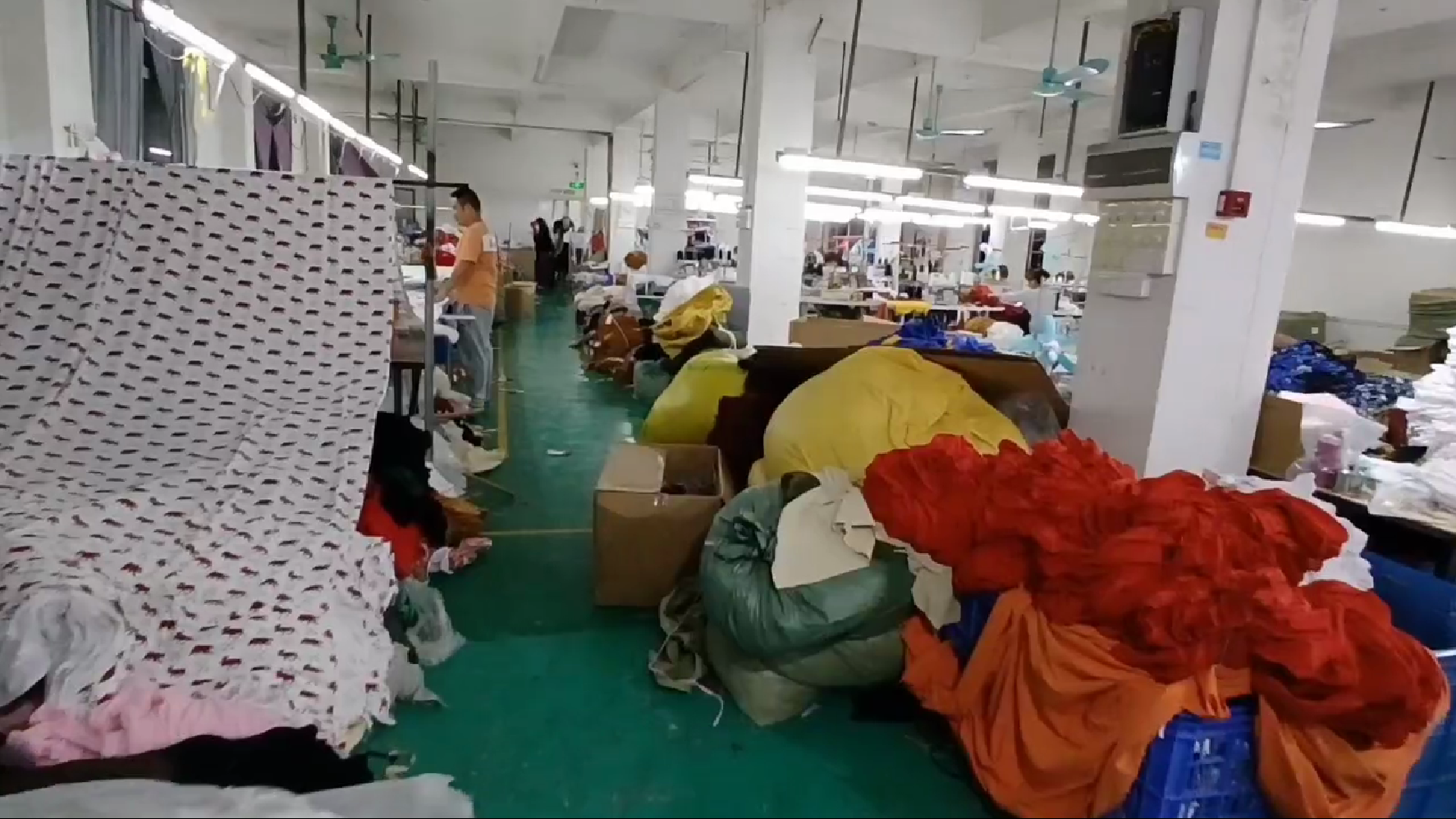 Tại nhà máy sản xuất quần áo trẻ em Ertmont ở Longhua, Thành phố Shenzhen.
