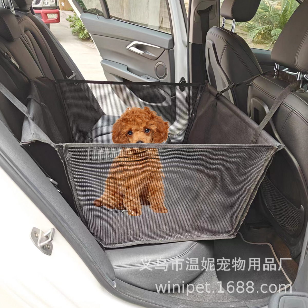 Cái ghế ngồi của con chó và cái ghế chống nước để ăn.