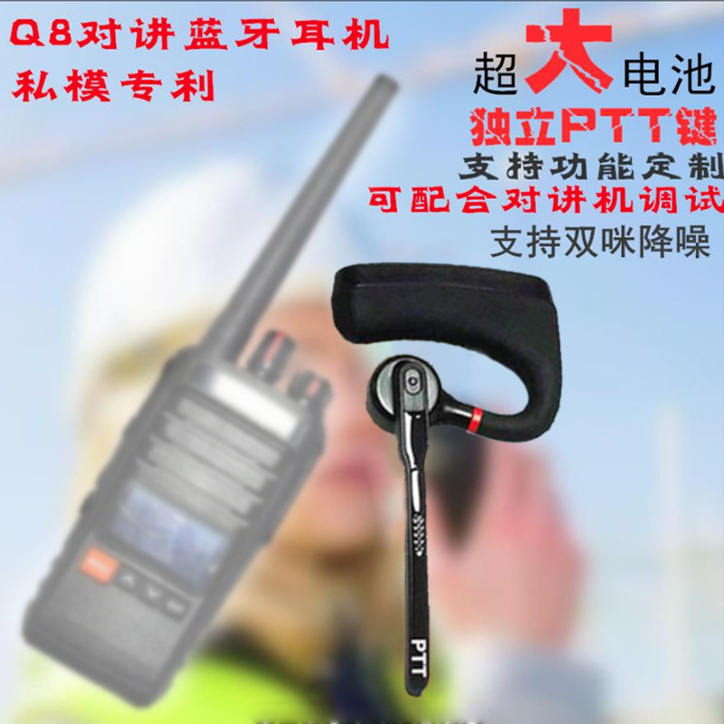 Quảng cáo tai nghe bằng tai nghe màu xanh trên một chuyến bay dài, dài hạn.
