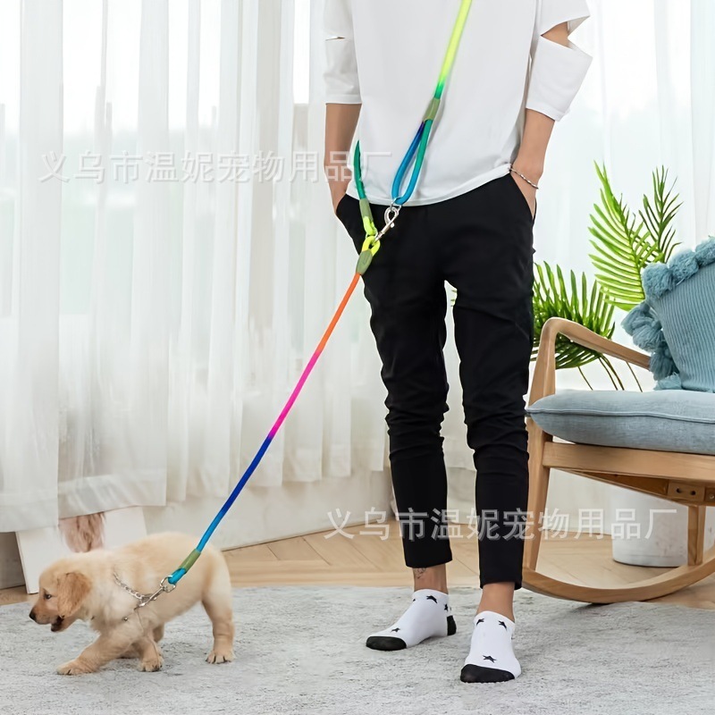 Con chó nghiêng qua sợi dây thừng để thả tay nó khỏi vật nuôi của con chó.