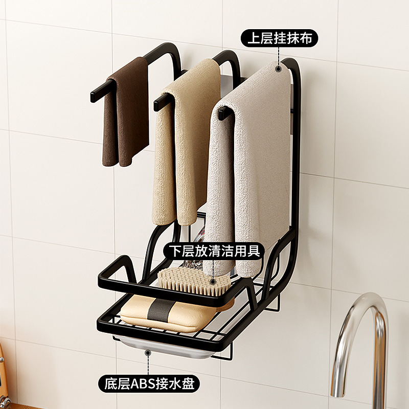 Rửa bát và bọt biển trên bàn ăn.
