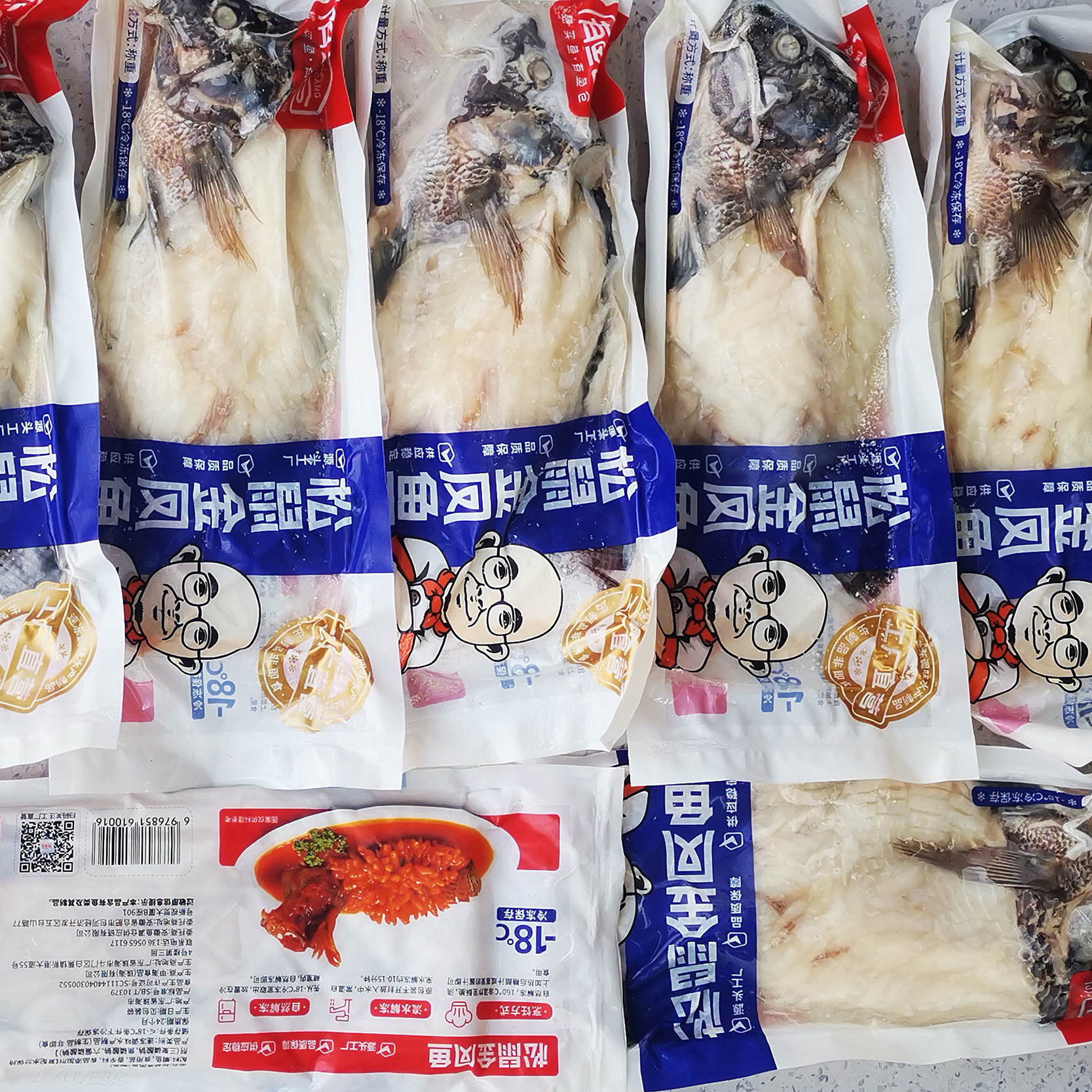 Có một con sóc cá, một con chim phượng hoàng vàng, một loại dưa chua tươi có tên truyền thống, và một loại thức ăn lạnh hàng loạt để giao hàng.