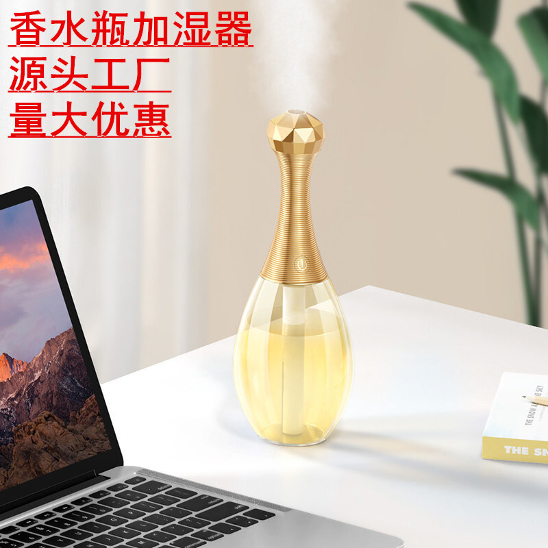 Ánh sáng ban đêm ướt để đổ đầy bàn làm việc với một chai nước hoa yên lặng trong phòng khách và một bình ướt để trang trí.