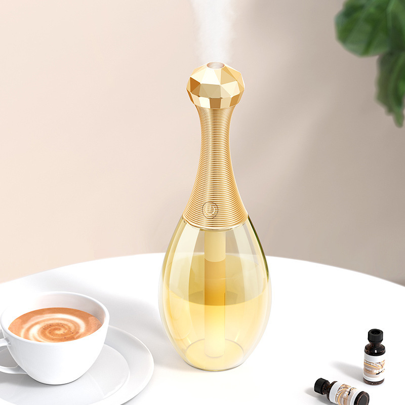 Ánh sáng ban đêm ướt để đổ đầy bàn làm việc với một chai nước hoa yên lặng trong phòng khách và một bình ướt để trang trí.
