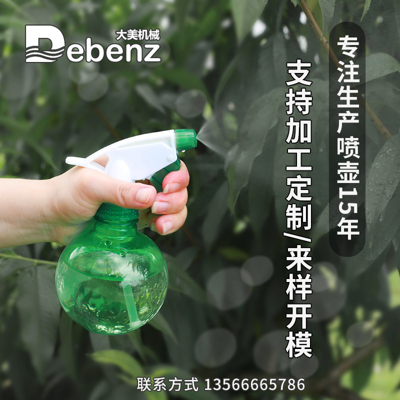 Những người làm vườn chăm sóc ấm áp tưới bình nước bằng ống phun khí khử trùng