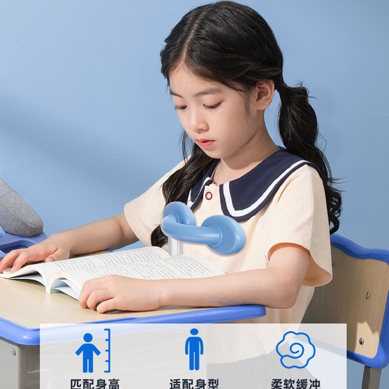 Một đứa trẻ trong một nhà cải cách viết một cử chỉ tái định nghĩa viết một công việc để bảo vệ đầu của mình từ lưng lạc đà viết một bảo vệ mắt
