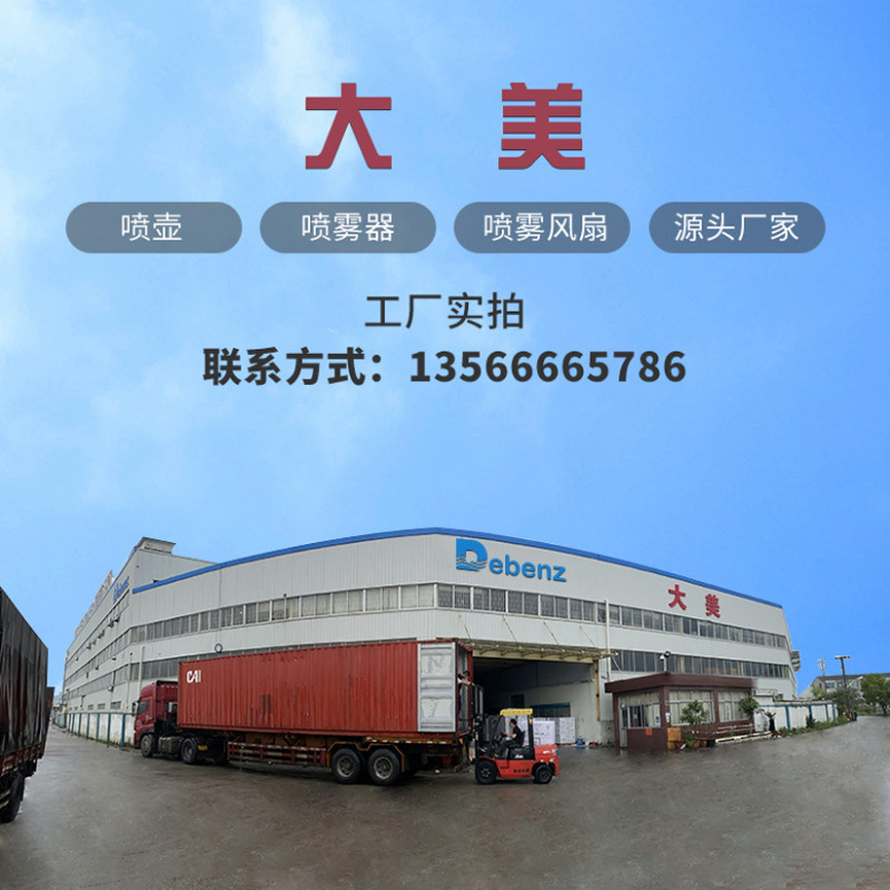 Những người làm vườn chăm sóc ấm áp tưới bình nước bằng ống phun khí khử trùng
