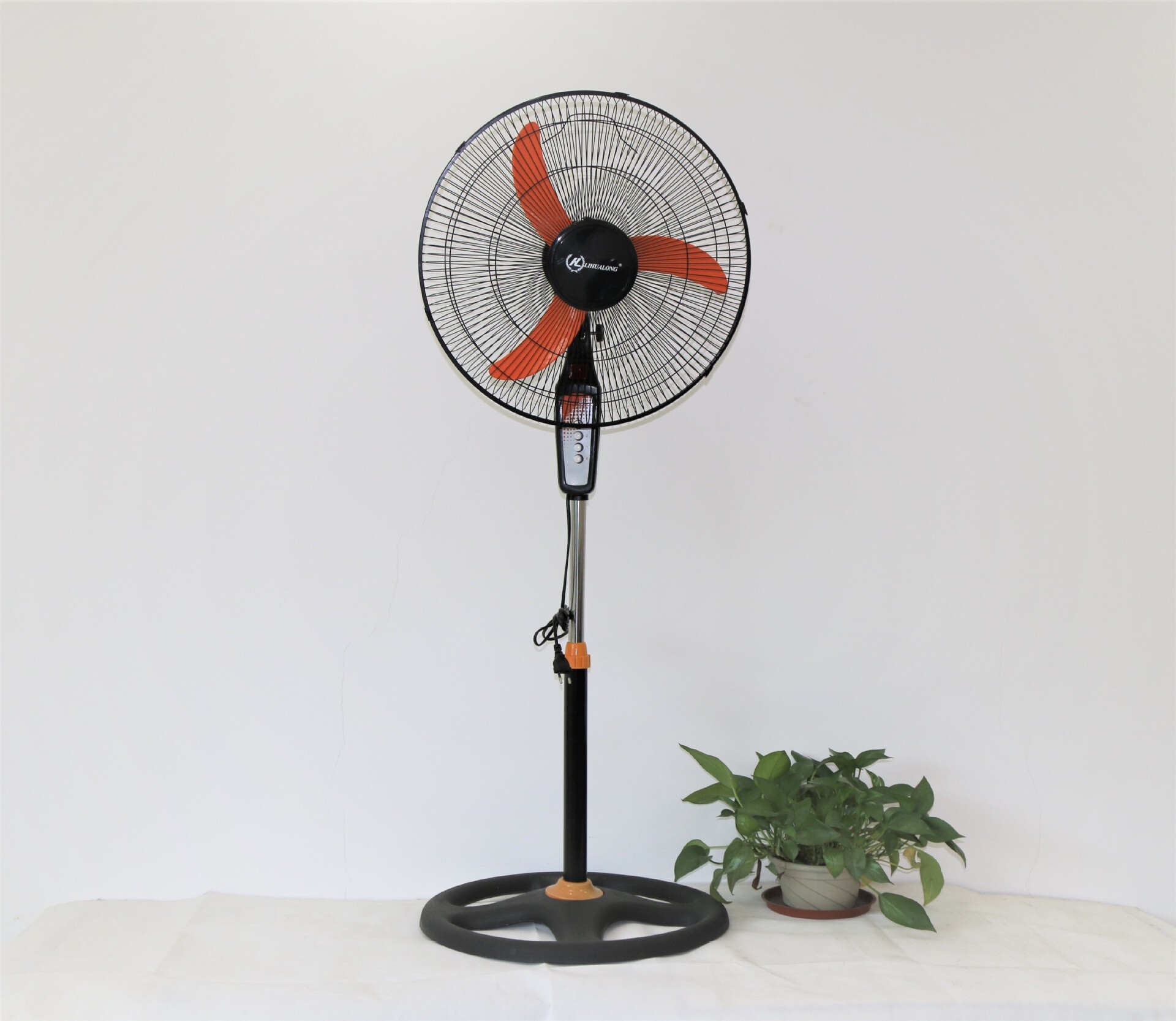 The factory provides 18 inches of downside fan, Guangdong fan factory, electric fan, landing fan.