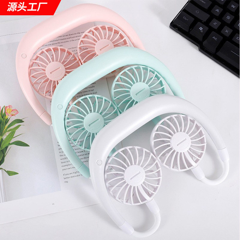 Một fan nhỏ với một cái quạt máy tính với một cái quạt nhỏ ở cổ có dây điện nhỏ.