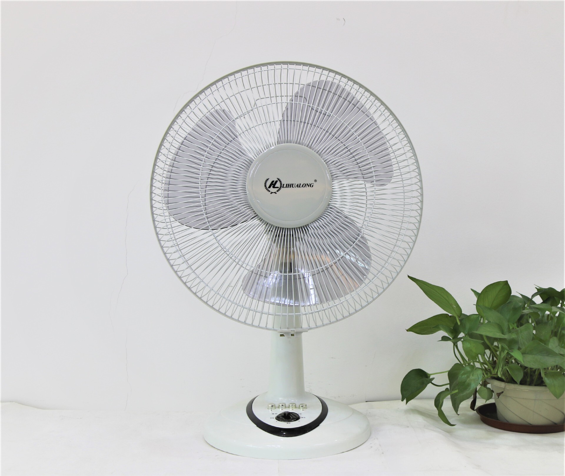 The manufacturer customised the Indian standard fan, the Indian government purchased a single 16-inch fan, a Guangdong fan factory.