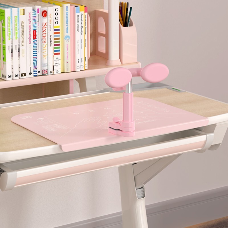 Một đứa trẻ trong một nhà cải cách viết một cử chỉ tái định nghĩa viết một công việc để bảo vệ đầu của mình từ lưng lạc đà viết một bảo vệ mắt