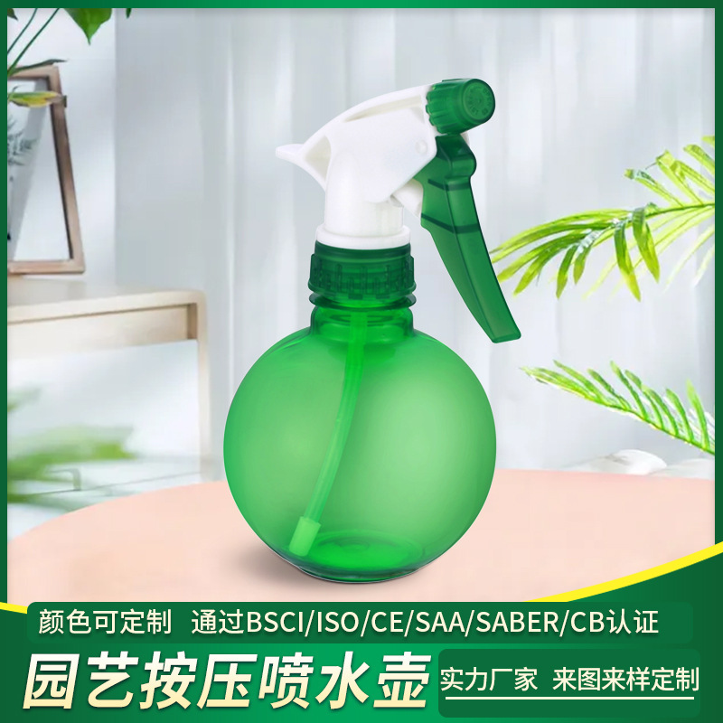 Những người làm vườn chăm sóc ấm áp tưới bình nước bằng ống phun khí khử trùng