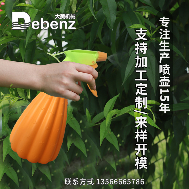 Người bán hoa quy mô nhỏ phun chai làm vườn tưới thủy tinh cho xe với bình xịt hơi