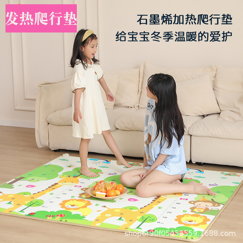 Children in the living room who are heated with graphite-heated carpet carbon-crystal.