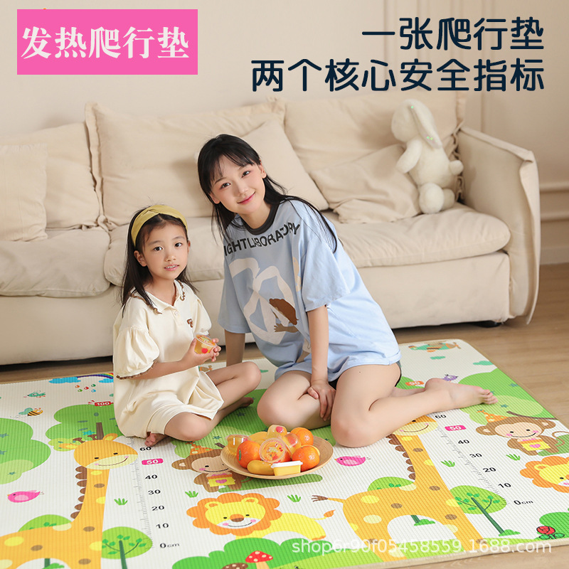 Home-based child-heated climber babies crawling on the heated graphite-molecated carpet-heated mattresses