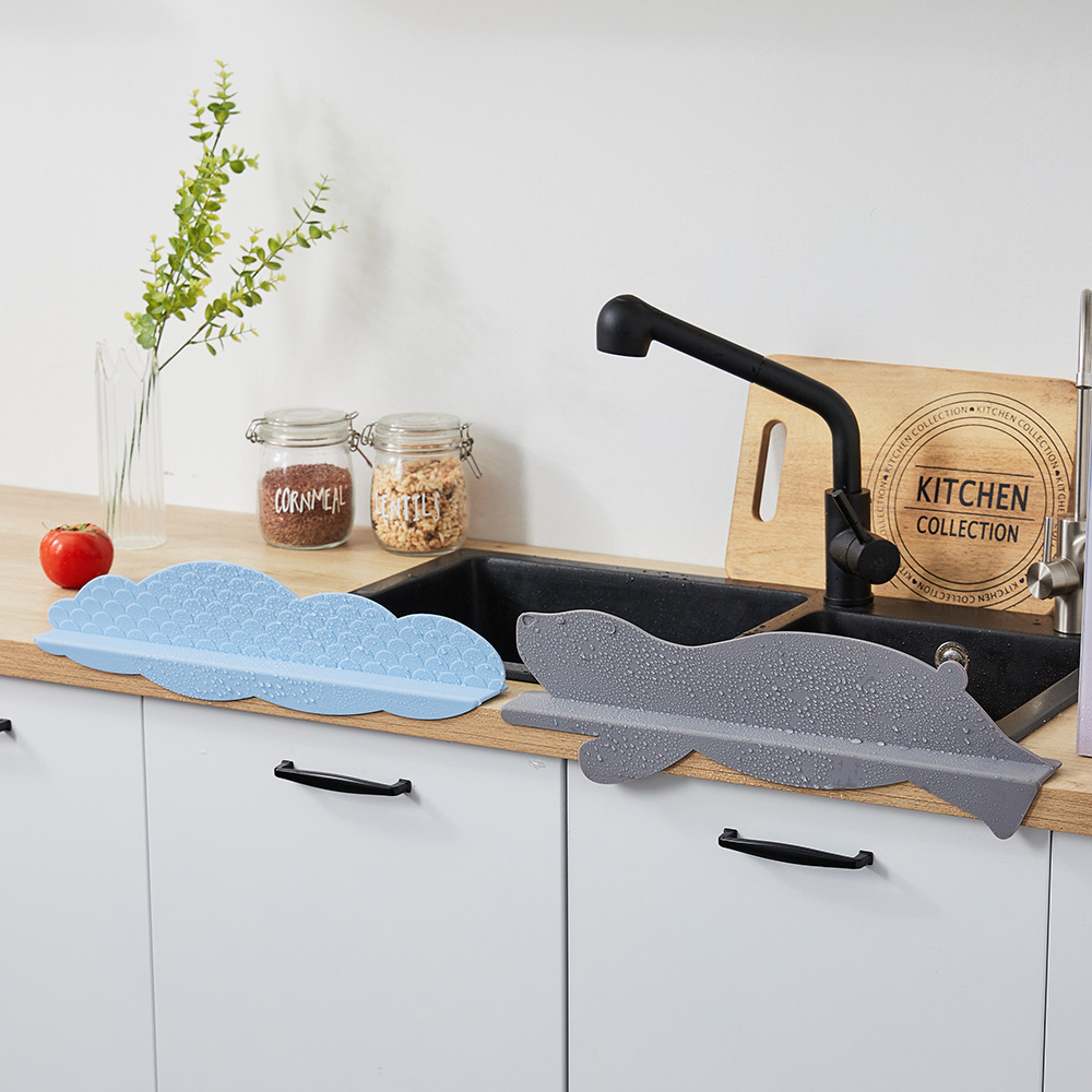 Bàn rửa chén bát được che phủ bằng nước bọt