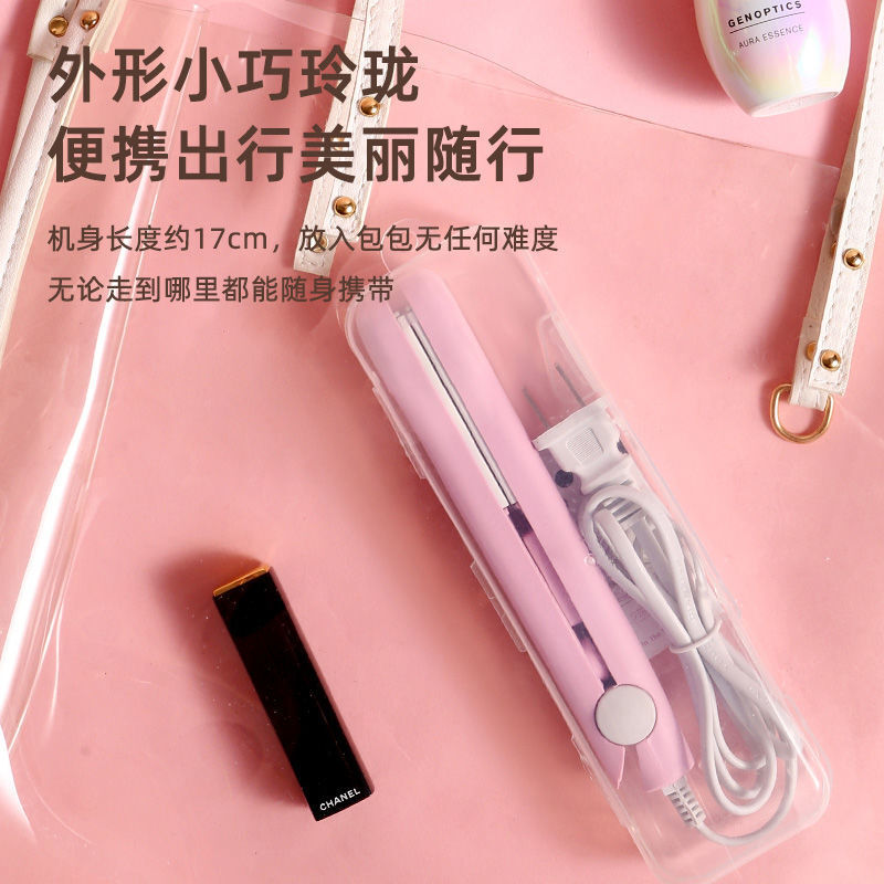 Một cô gái tóc thẳng mặt cười với một ống kính mini và một bộ dụng cụ đi xe lăn của Liu Hai hai tuổi.