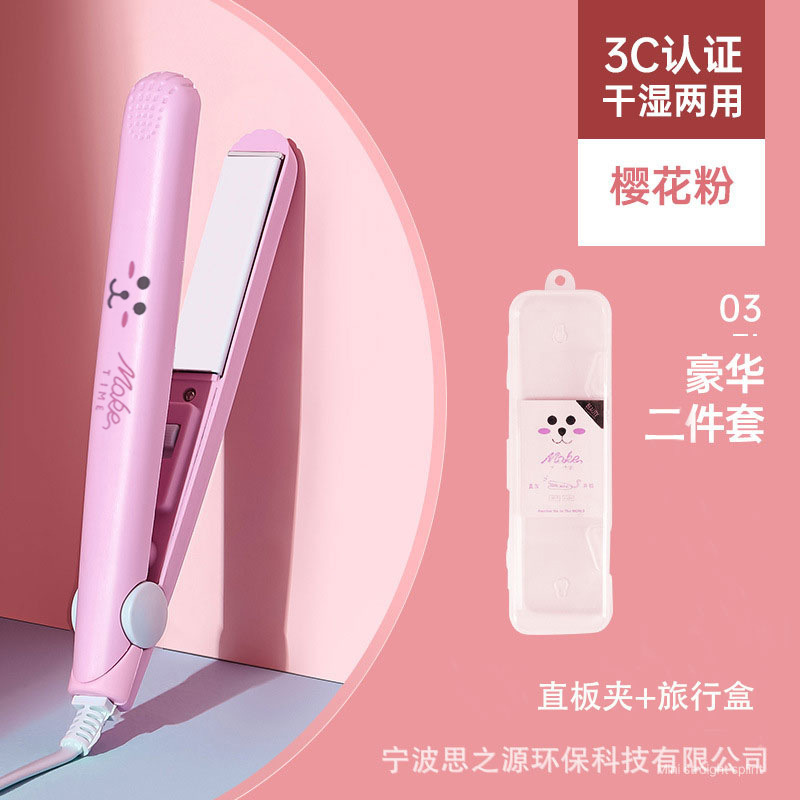 Một cô gái tóc thẳng mặt cười với một ống kính mini và một bộ dụng cụ đi xe lăn của Liu Hai hai tuổi.