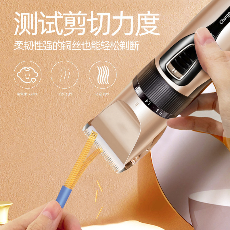 Thợ cắt tóc điện cạo tóc theo kiểu hàng loạt.