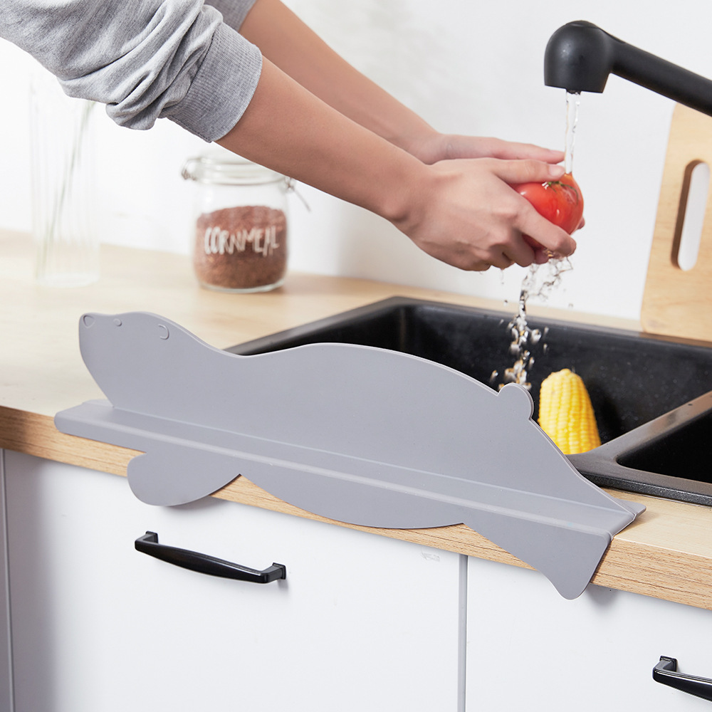 Bàn rửa chén bát được che phủ bằng nước bọt