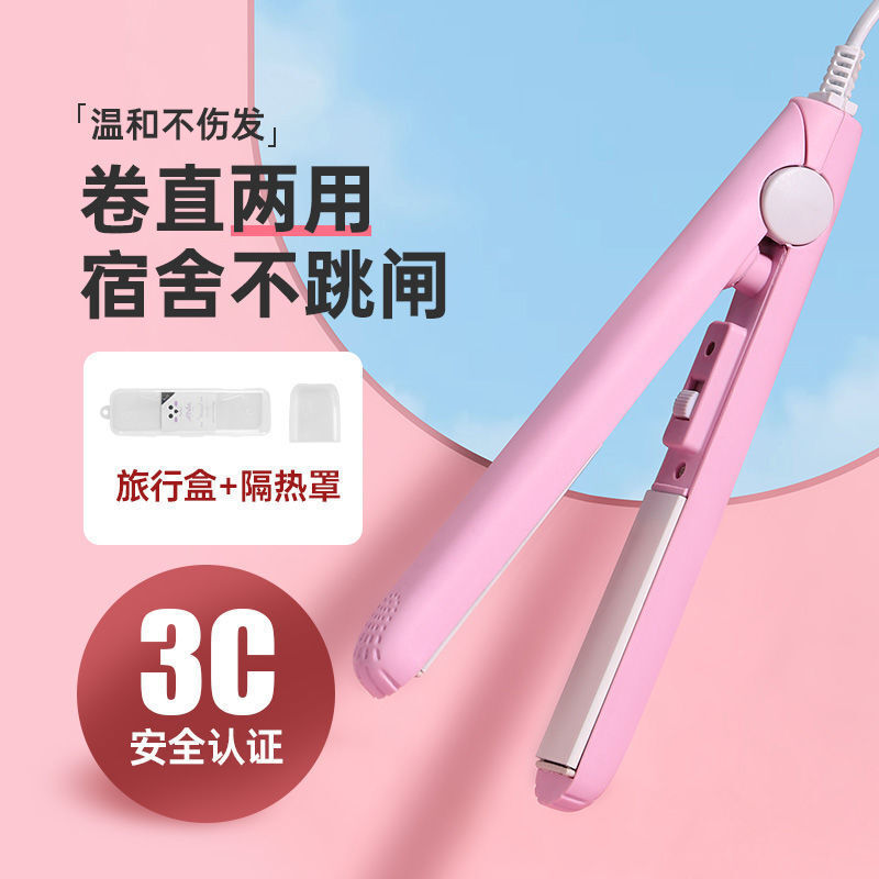 Một cô gái tóc thẳng mặt cười với một ống kính mini và một bộ dụng cụ đi xe lăn của Liu Hai hai tuổi.