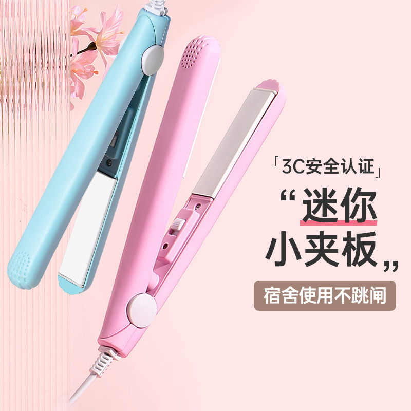 Một cái khăn trải giường nhỏ cho một cô gái với một tấm trải giường nhỏ.