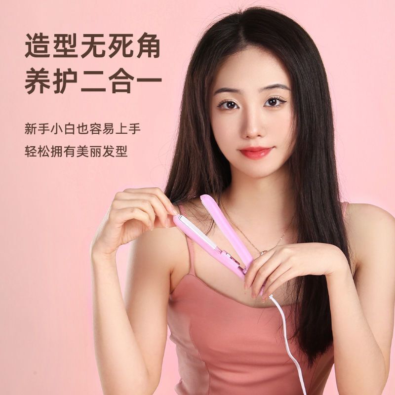 Một cô gái tóc thẳng mặt cười với một ống kính mini và một bộ dụng cụ đi xe lăn của Liu Hai hai tuổi.