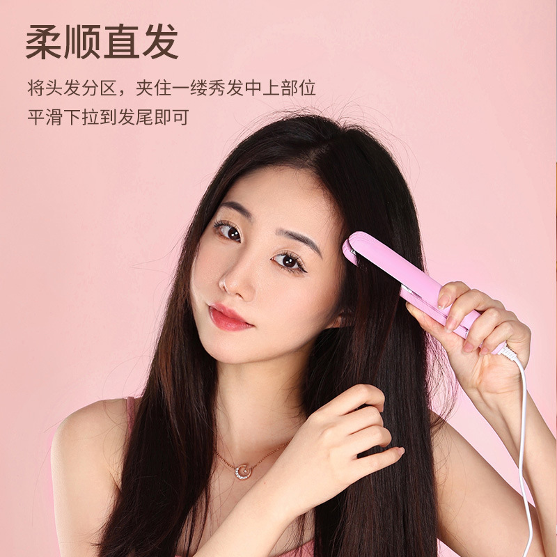 Một cái khăn trải giường nhỏ cho một cô gái với một tấm trải giường nhỏ.