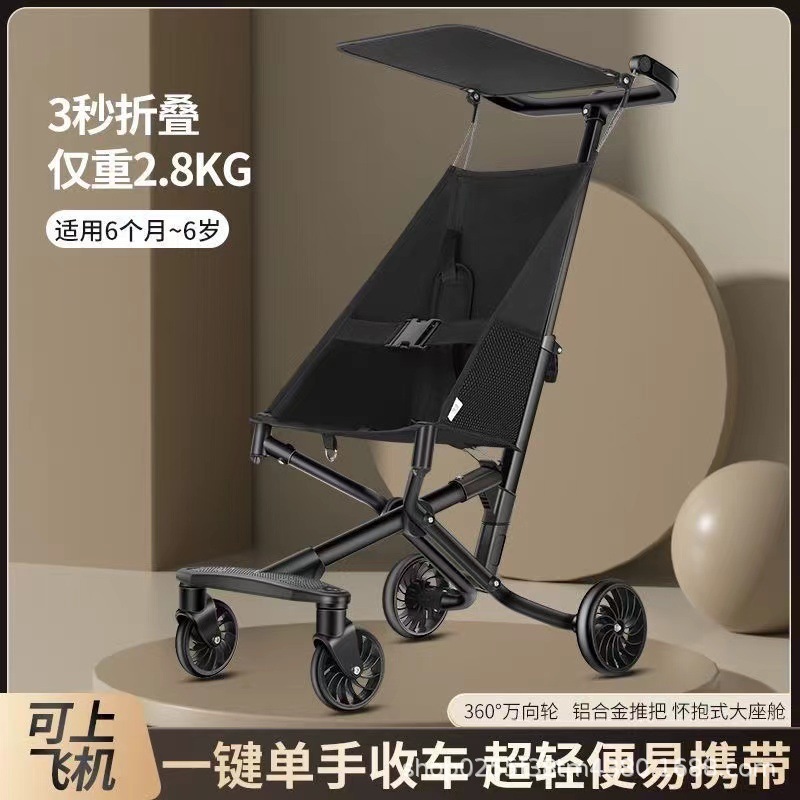 Con hổ nhỏ có cùng một cái đẩy, vị thần con của đứa trẻ, gấp túi xe đẩy đơn giản của đứa bé và lên máy bay.