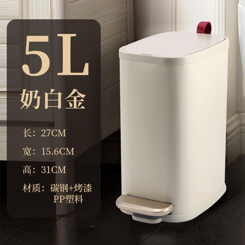 Một người thay thế với một xô đỏ chống thấm mùi với một tấm giấy vệ sinh có mùi thơm từ lâu.