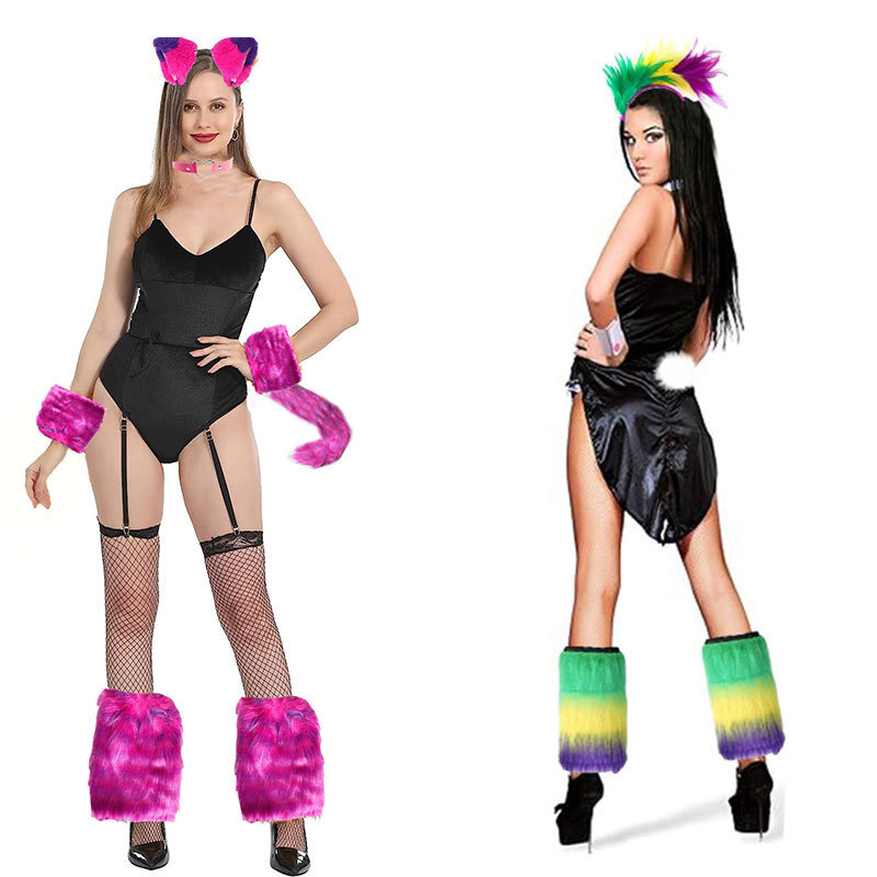 Fox Wolf có một cái đuôi lông người làm bằng lông cho bộ đồ chơi nhập vai Halloween.