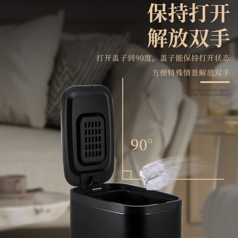 Một người thay thế với một xô đỏ chống thấm mùi với một tấm giấy vệ sinh có mùi thơm từ lâu.