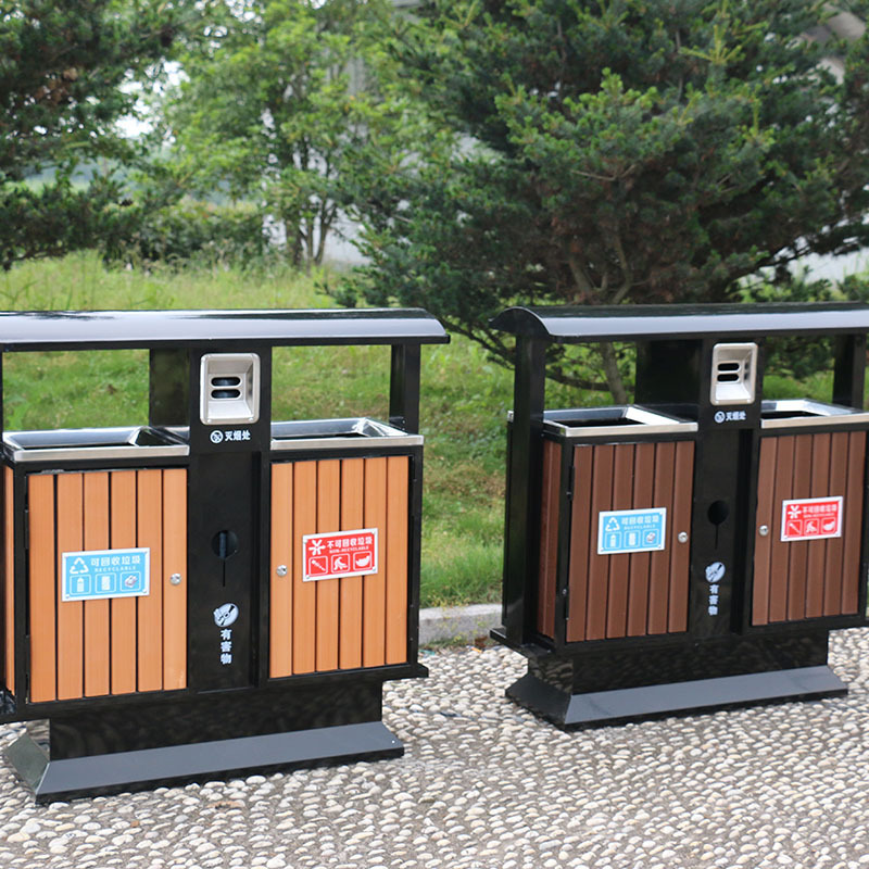 Wholesale of industrial fruit case factories outside the outdoor sanitation dumpsters, in the small block of the street of steel wood dumpsters