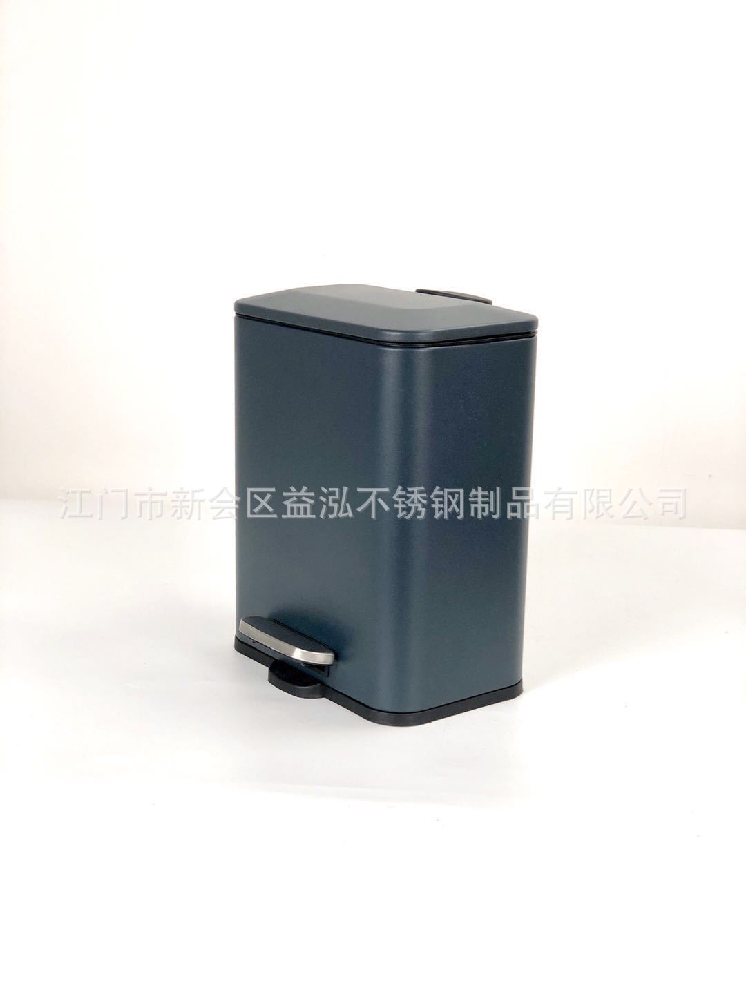 Thùng rác nhà bếp chứa 5L.