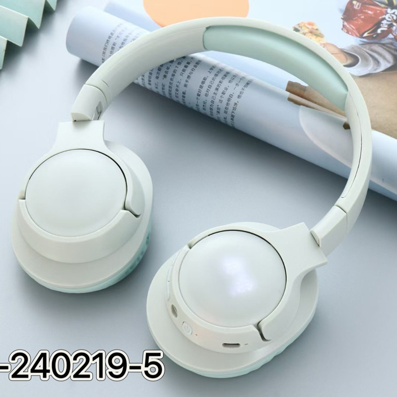 Những con số mới với tai nghe màu xanh ở bên ngoài.