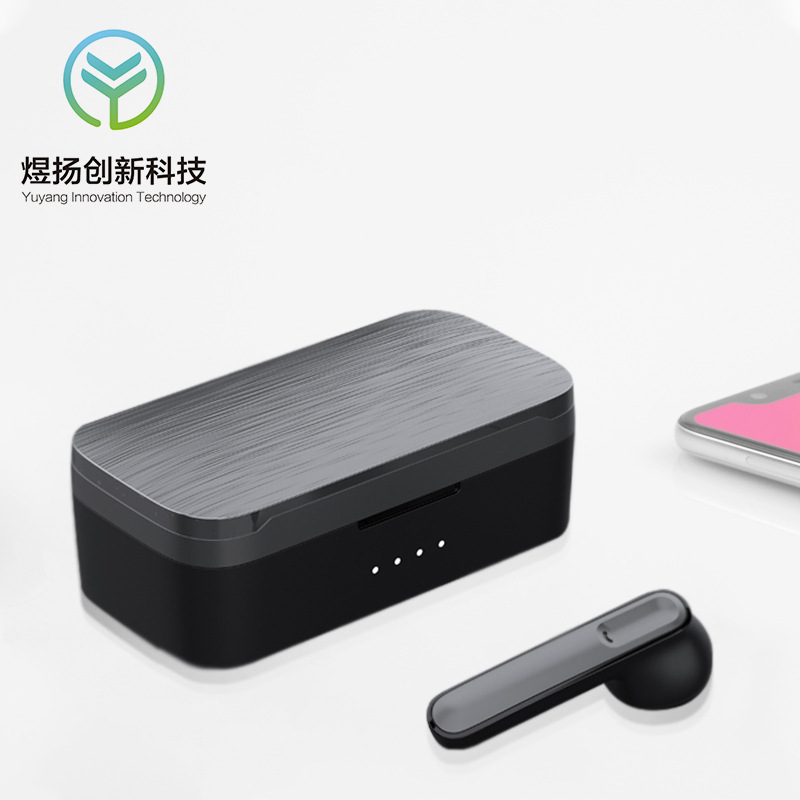 P40 tùy chỉnh tai nghe đôi tai màu xanh dương với một lượng điện lớn vượt ra ngoài giới hạn bay của tai nghe không dây.