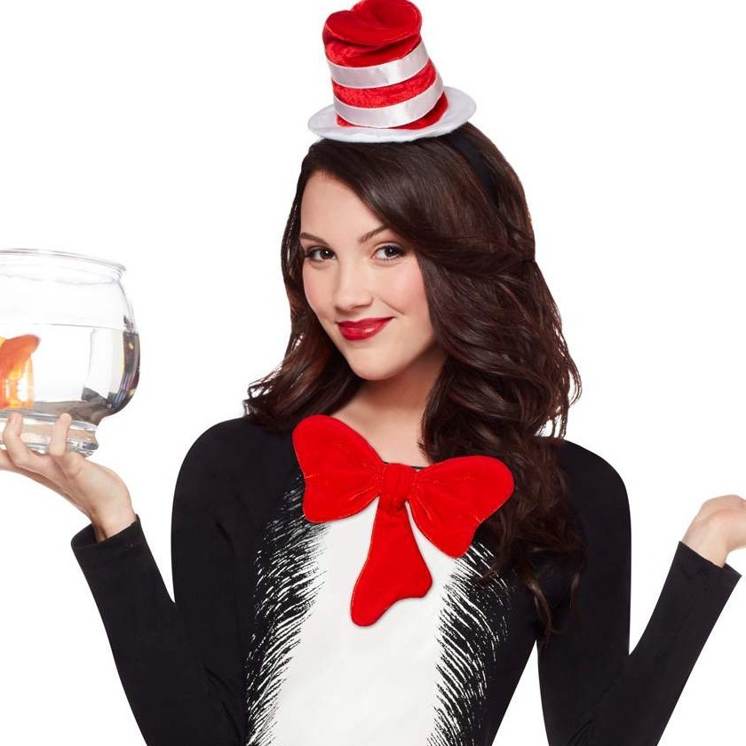 Huy hiệu mới của vương miện, Minika, với cung trên tóc Mickey và tai con chuột dễ thương.