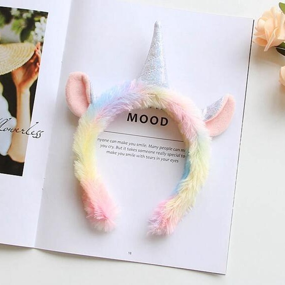 Trái tim của một cô gái trẻ dễ thương được hòa trộn với một sợi tóc kỳ lân và một bức ảnh về tóc cô ta.