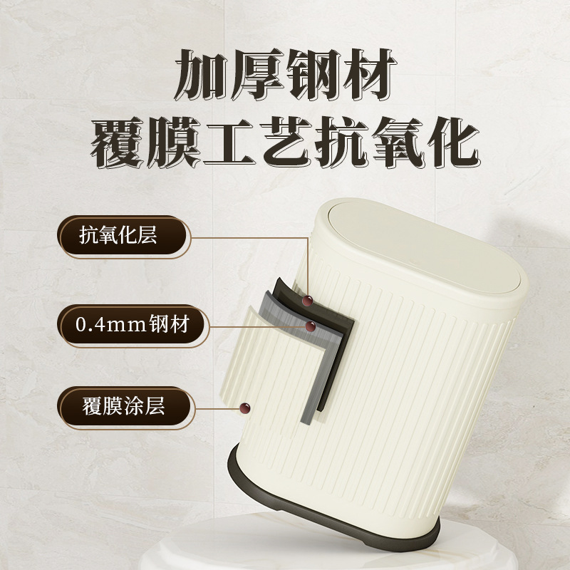 Những thứ mới được may gần như trong một thùng rác thép không gỉ trong phòng khách.