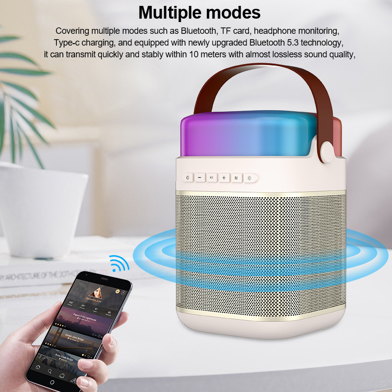 Một người mẫu riêng với micro không dây được biên đạo tại nhà cho đoàn KTV